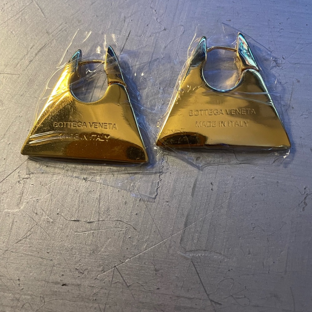 18 K Gold Triangle shaped  Gold Geometric Earrings - Picture 4 of 4